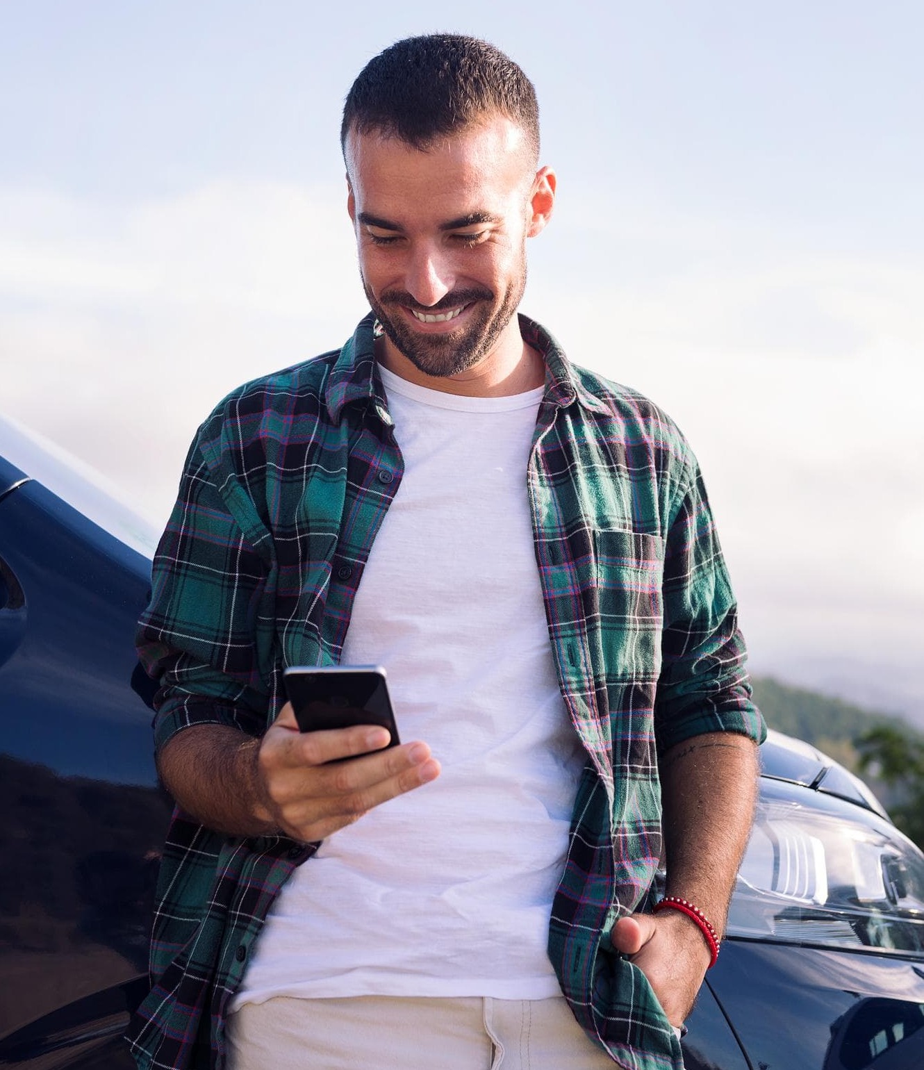 Viajera conectada a internet con su eSIM internacional mientras viaja