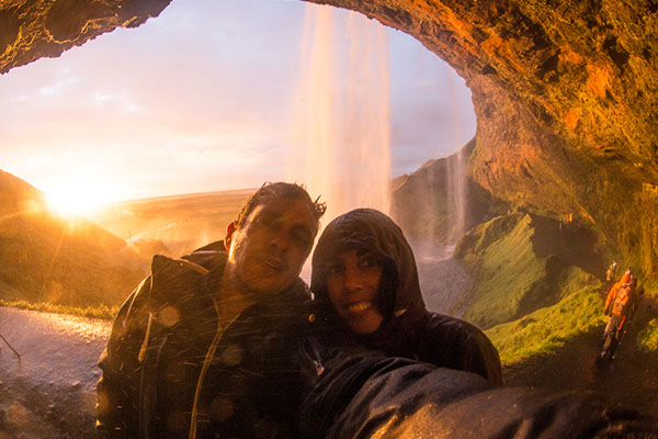 foto-islandia-cascada-seljalandfoss-selfie-blog-vagamundos-viajeros