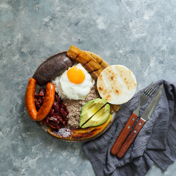 bandeja-paisa-cual-es-comida-tipica-colombia-mejores-platos